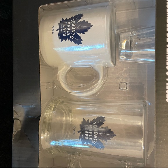 3 piece glassware Toronto Maple Leafs NHL set. Unopened box, brand new! - Picture 4 of 4